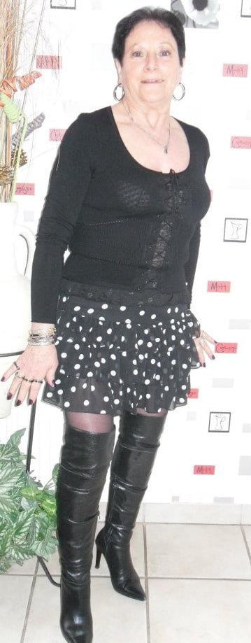 Milfs & gilfs usando botas no.18
 #103681982