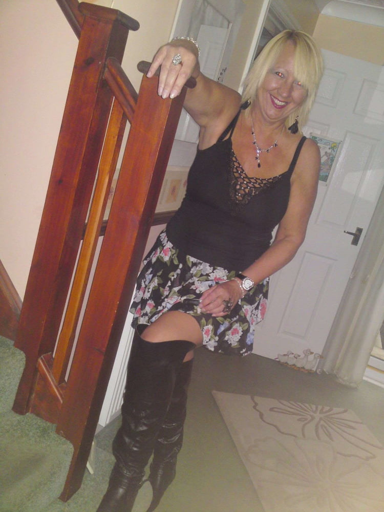 Milfs & gilfs usando botas no.18
 #103682016