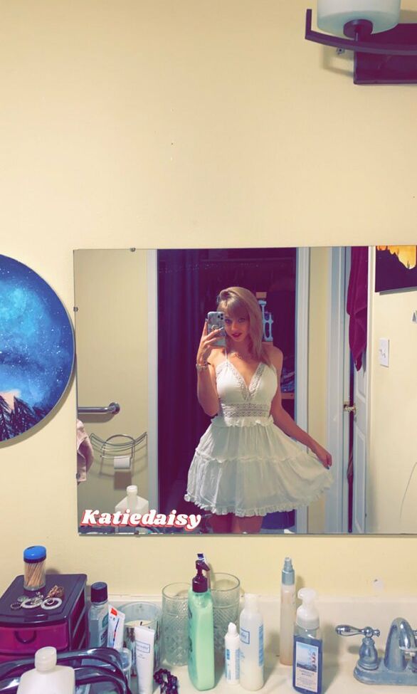 Katiedaisy desnuda #108191777