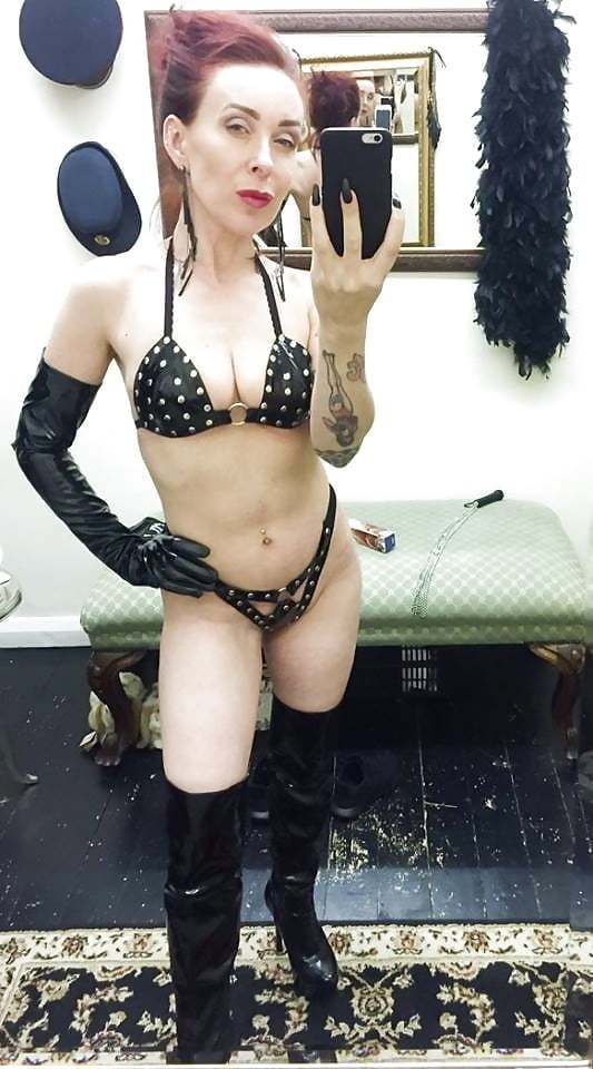 Selfies, besser in Leder, Latex etc.
 #104461655