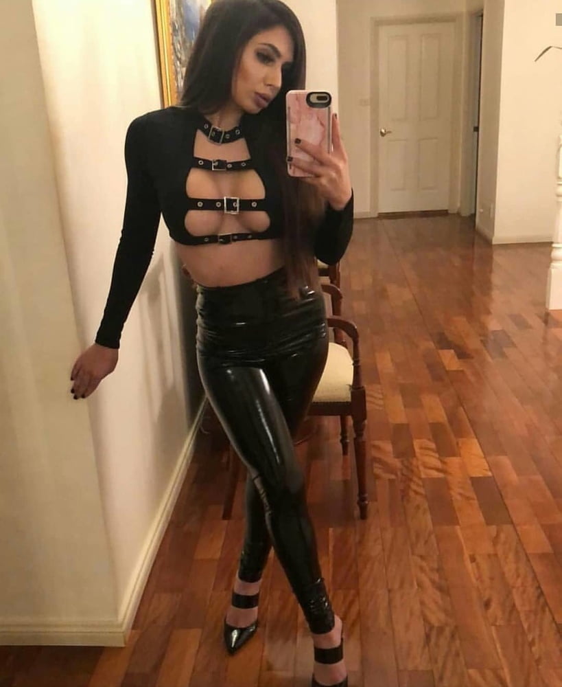 Selfies, besser in Leder, Latex etc.
 #104461691