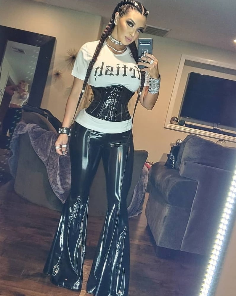 Selfies, besser in Leder, Latex etc.
 #104461741