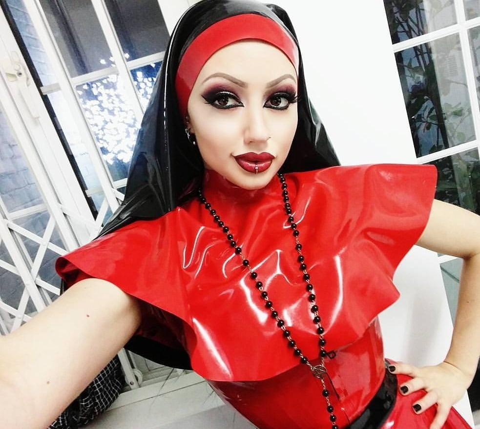 Selfies, besser in Leder, Latex etc.
 #104461745