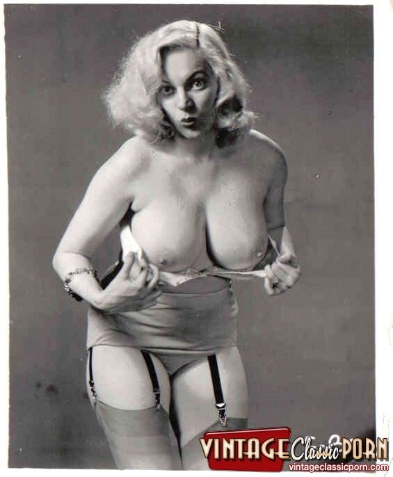 Vintage Frauen mit großen Titten
 #80559907
