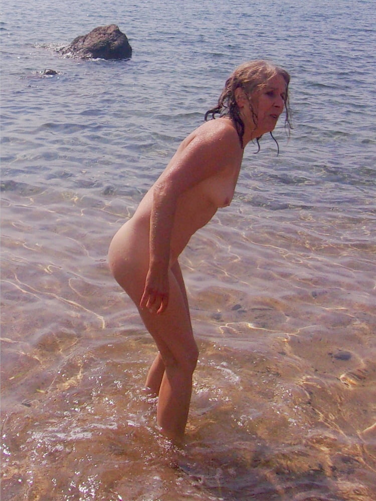 ヌーディストの女性がビーチで裸になる
 #92140495