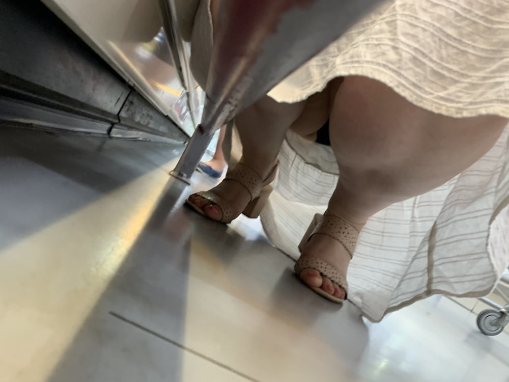 Seduta matura giù. upskirt
 #93352182