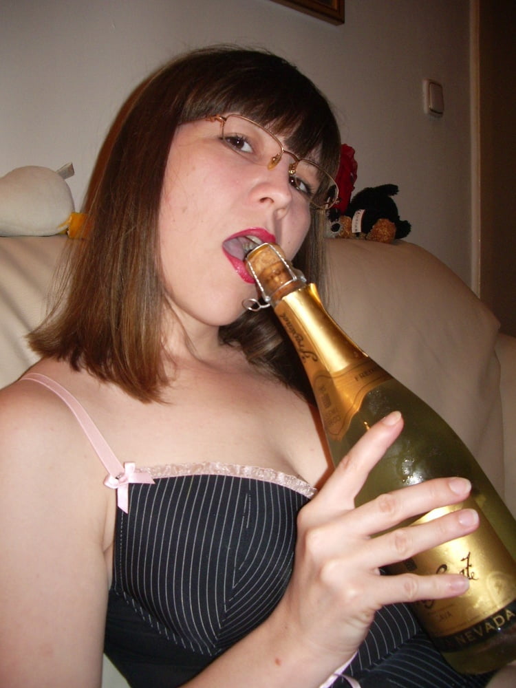 Champagne girl
 #101595183