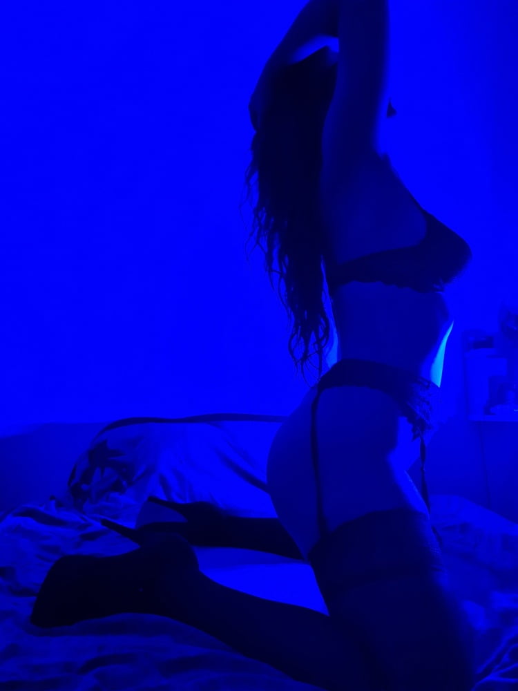 Una ragazza nella stanza blu
 #106642525