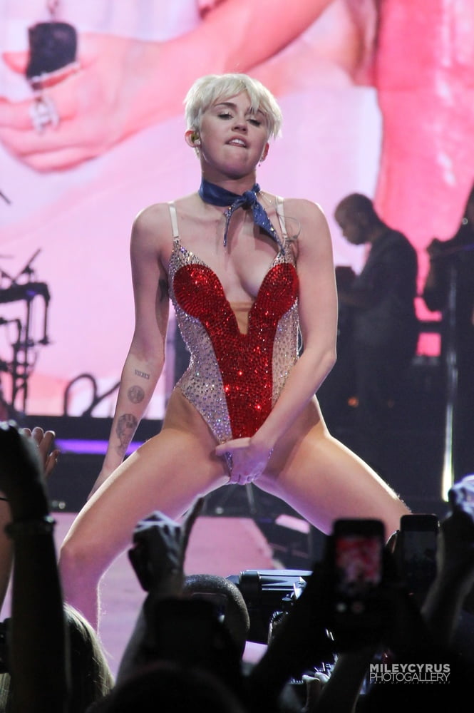 Miley Cyrus
 #96210194