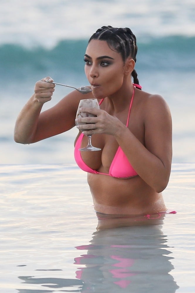 Kim kardashian sieht aus wie lela star
 #80861907