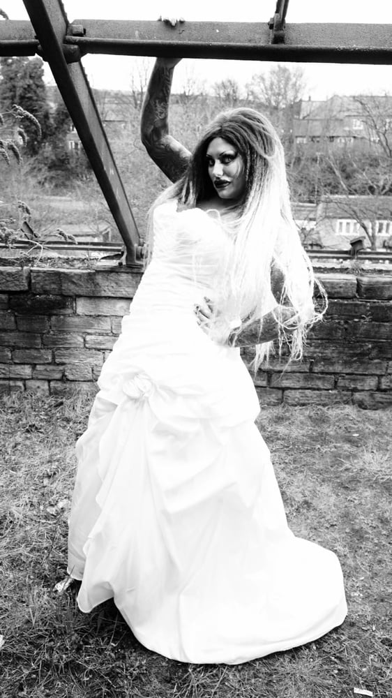 Gothic-Braut
 #106816127