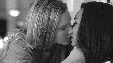 Sinnliche Küsse von bisexuellen Frauen
 #97074065