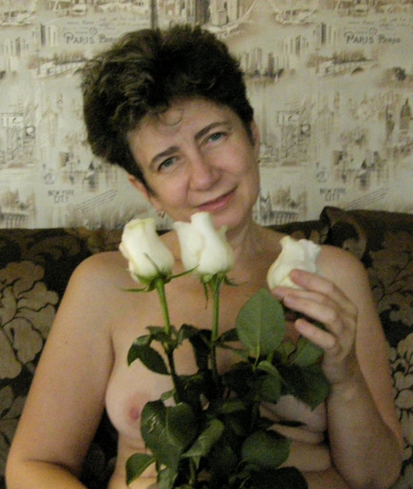 Wunderschöne Milf posiert zu Hause 2
 #81350810