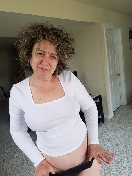 Wunderschöne Milf posiert zu Hause 2
 #81350840