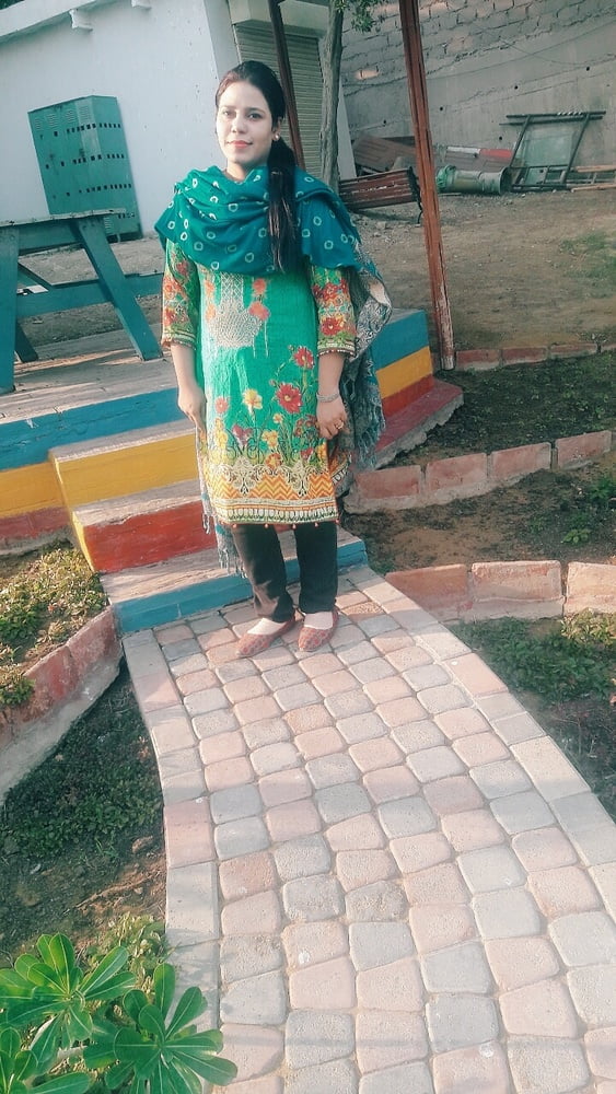 Madiha karachi belle divorse
 #91378774