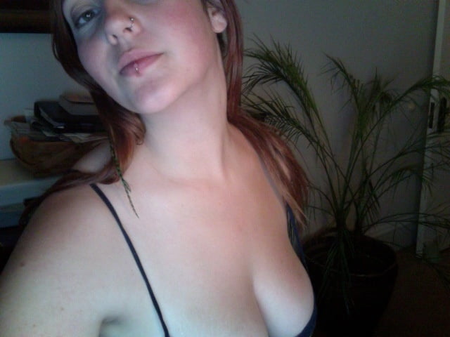 Brunette sefie webcam #101287824