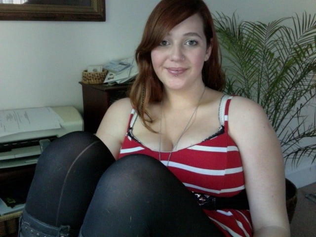 Brunette sefie webcam #101289716