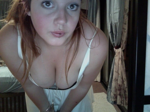 Brunette sefie webcam #101289753
