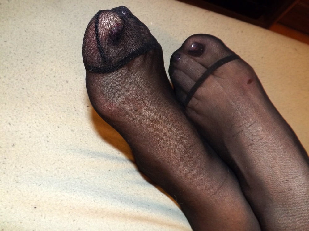 Bbw piedi in calze di nylon nere
 #92139575