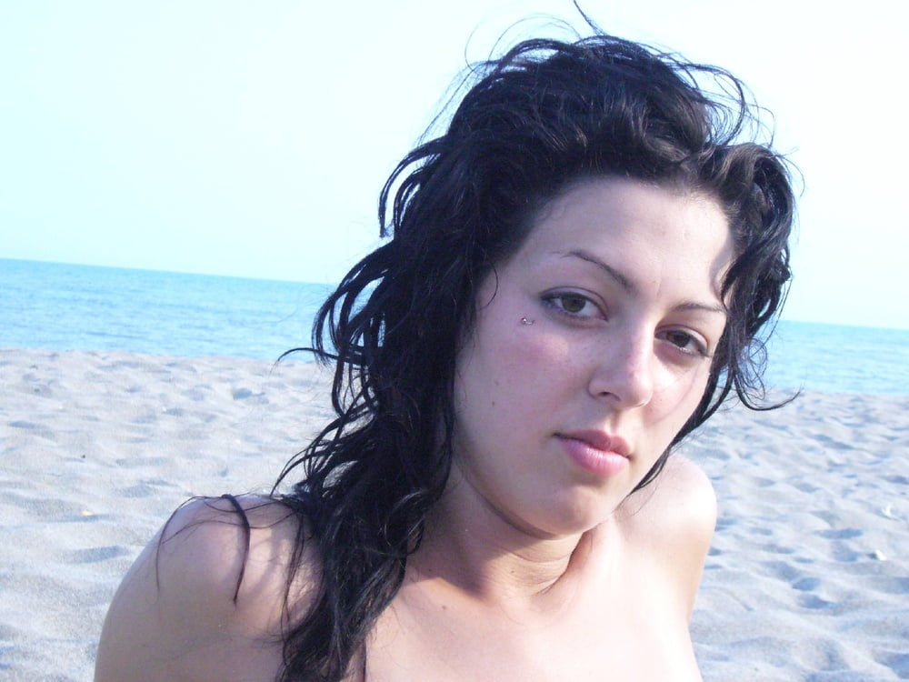 Chica francesa morena con chico árabe: follar, oral, anal, nudismo
 #104353952