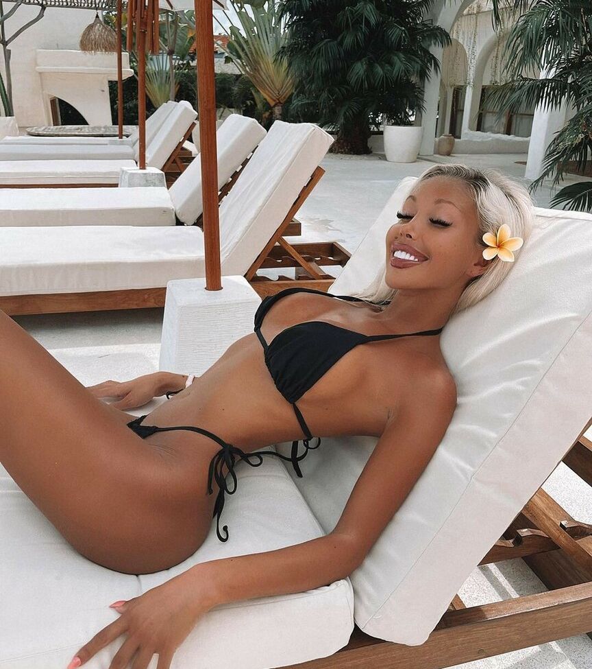 Carolinenitter desnuda #108119953