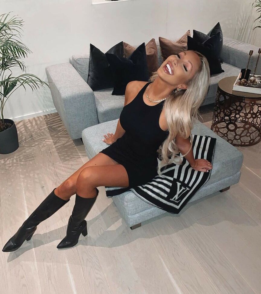 Carolinenitter desnuda #108119956