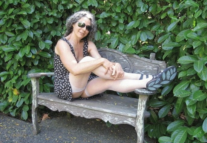 Sexy madura en un banco del parque
 #81159072