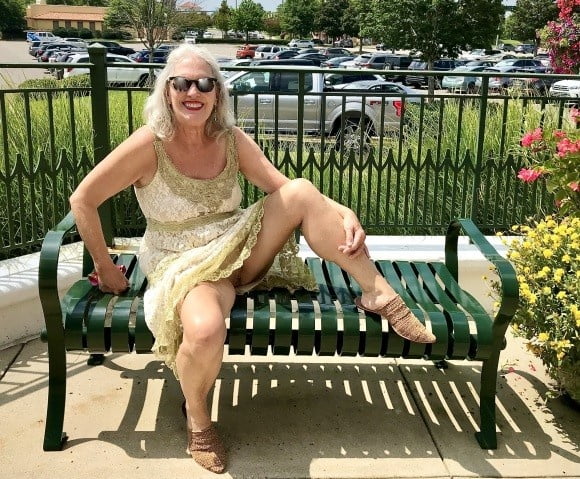 Sexy madura en un banco del parque
 #81159141
