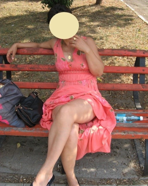 Sexy madura en un banco del parque
 #81159150