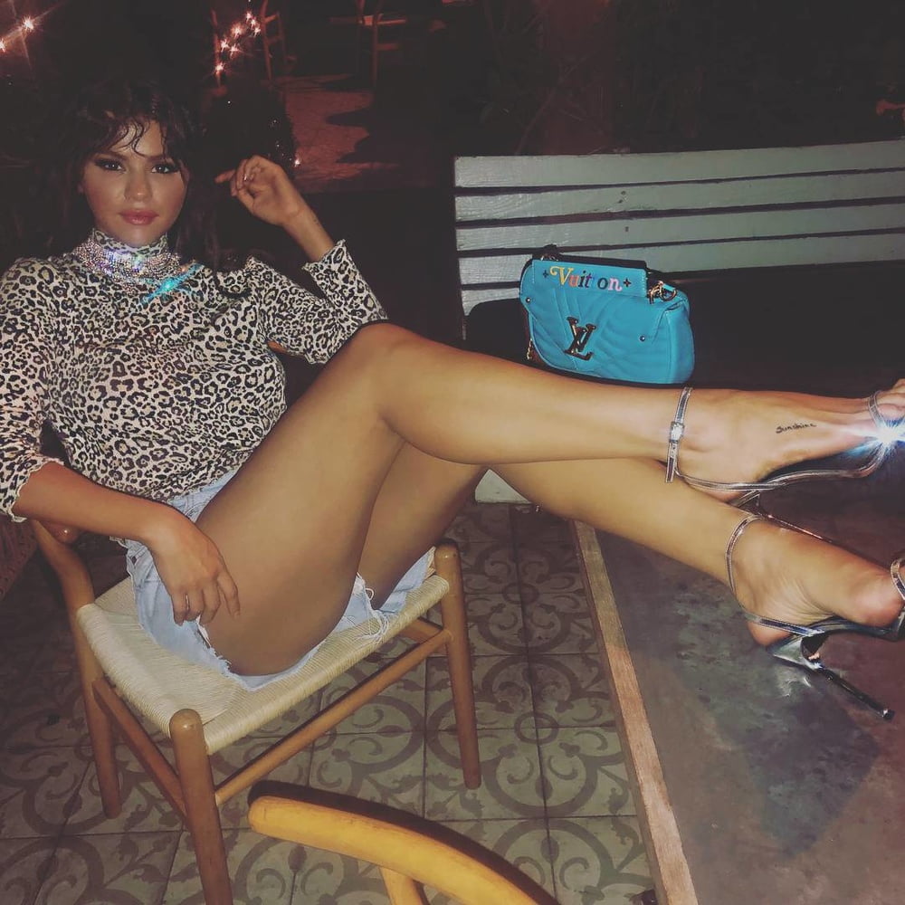 SELENA GOMEZ ... FANTASTIC FUCKING HOT LEGS !!! #92504615
