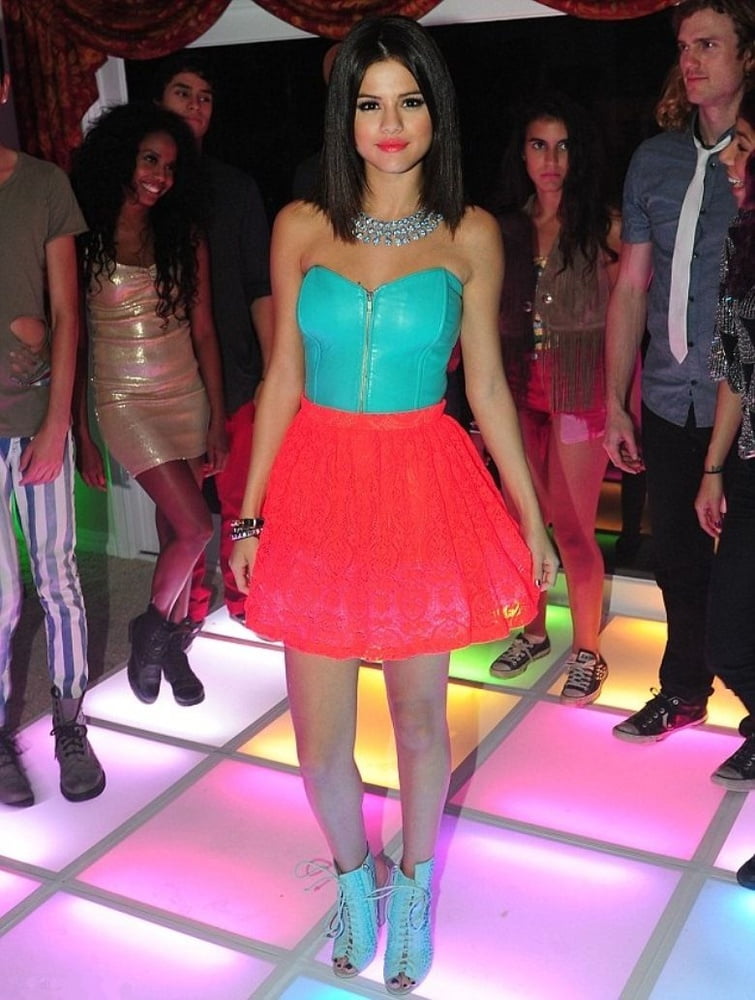 Selena gomez ... fantastische verdammt heiße Beine !!!
 #92504649
