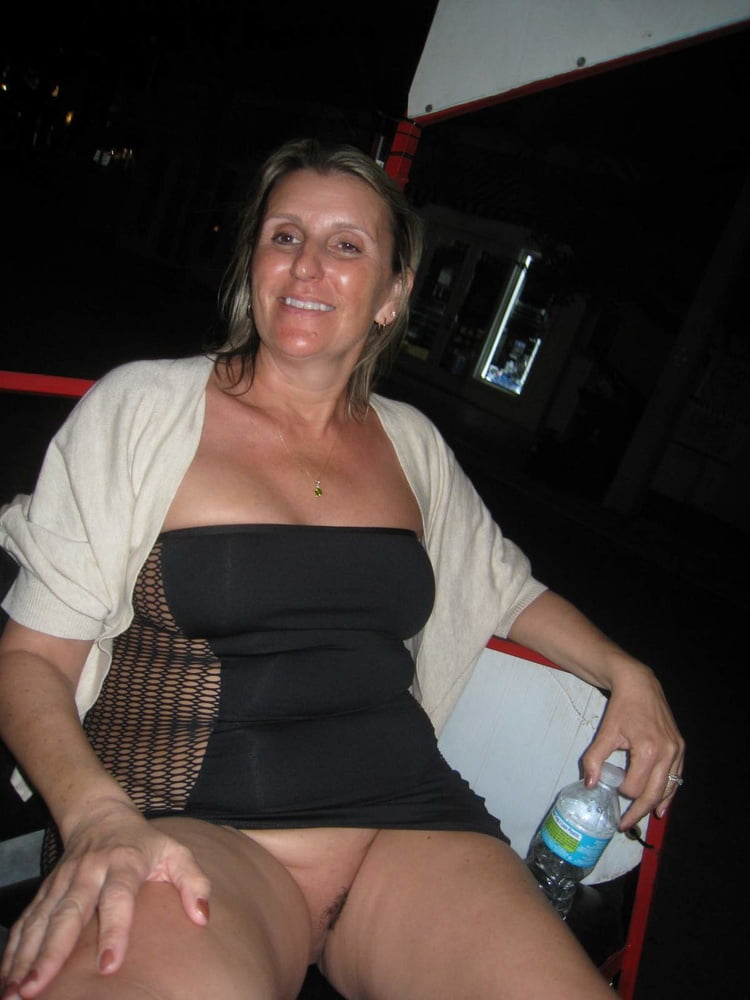 Reife zeigt Muschi
 #103293026