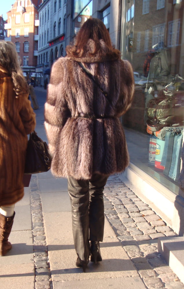毛皮のコートを着た女性 24
 #99493543
