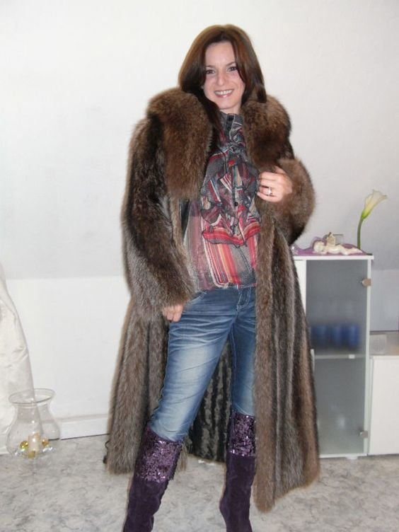Mujer con abrigo de piel 24
 #99493663