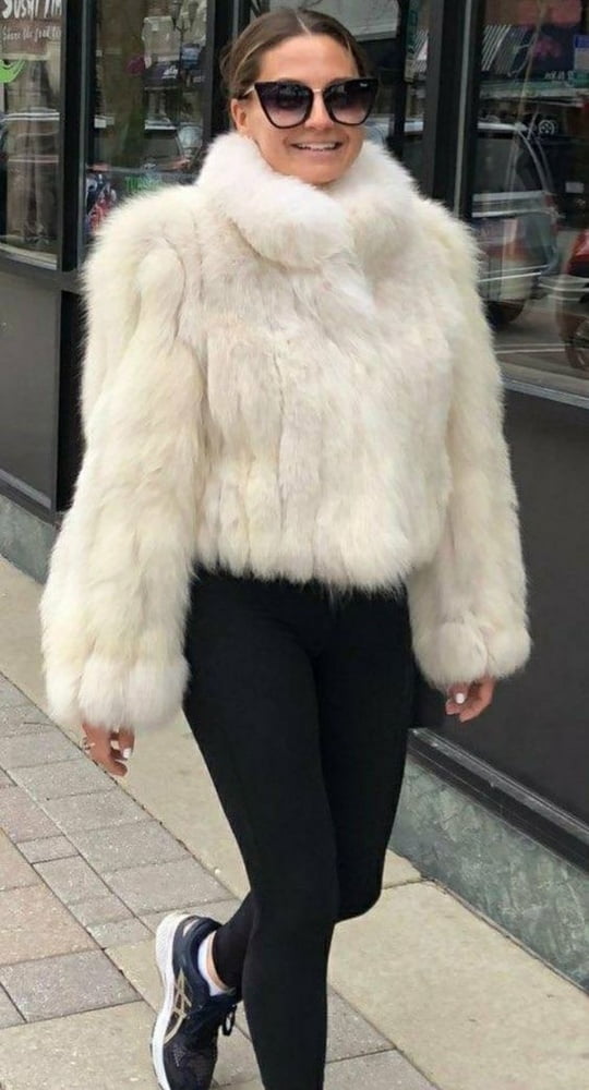 Mujer con abrigo de piel 24
 #99494179