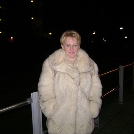毛皮のコートを着た女性 24
 #99494316
