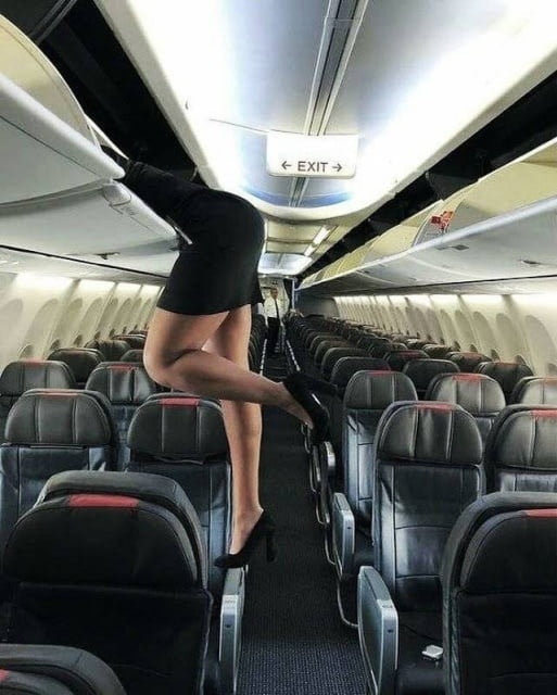 Sexy Stewardess in Fersen und Strümpfen
 #92963337