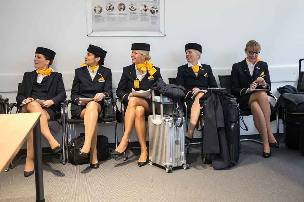 Sexy Stewardess in Fersen und Strümpfen
 #92963348