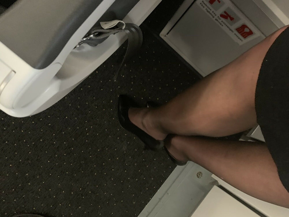 Sexy Stewardess in Fersen und Strümpfen
 #92963371