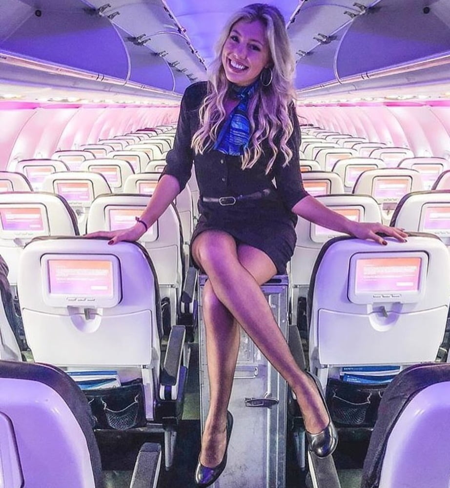 Sexy Stewardess in Fersen und Strümpfen
 #92963394