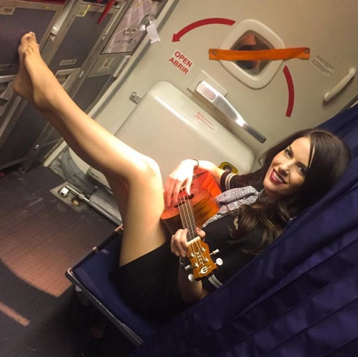 Sexy Stewardess in Fersen und Strümpfen
 #92963403