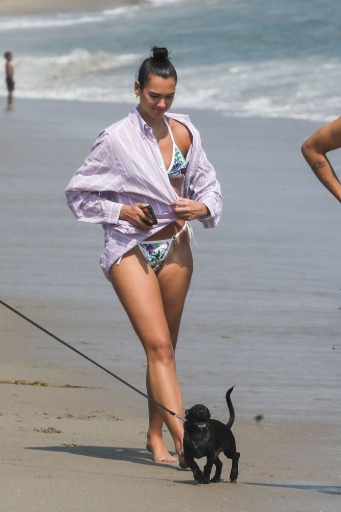 Dua lipa cammina sulla spiaggia in bikini
 #80409996