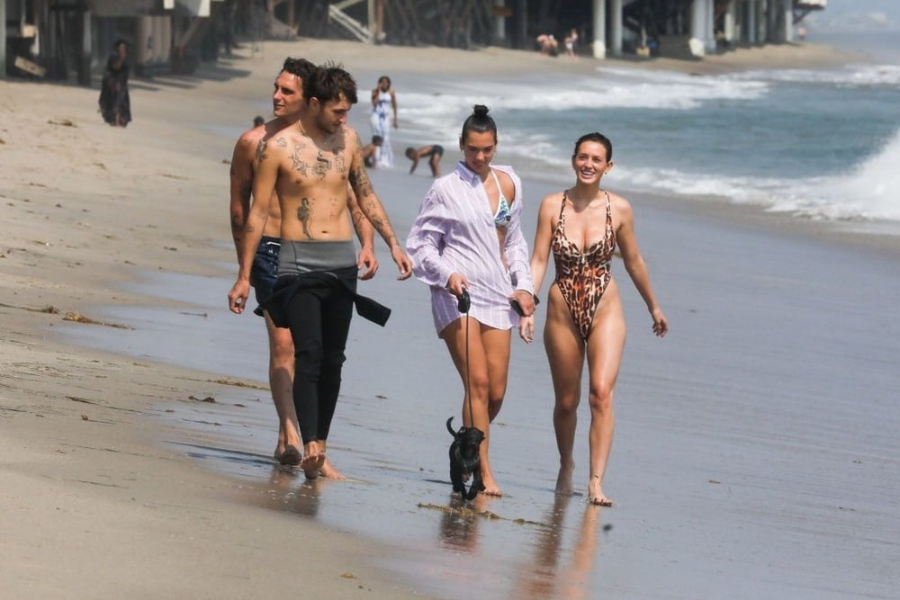 Dua lipa cammina sulla spiaggia in bikini
 #80410023