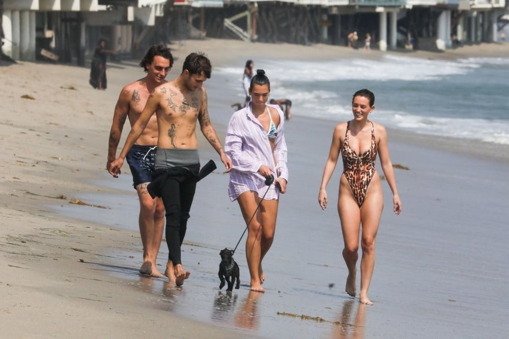 Dua lipa cammina sulla spiaggia in bikini
 #80410026