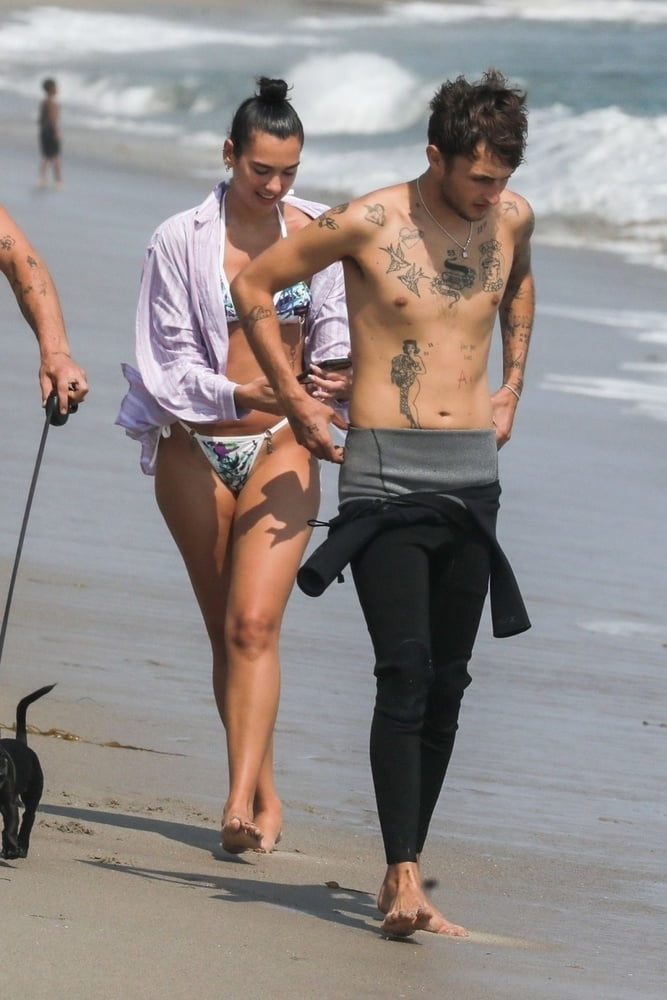 Dua lipa pasea por la playa en bikini
 #80410084