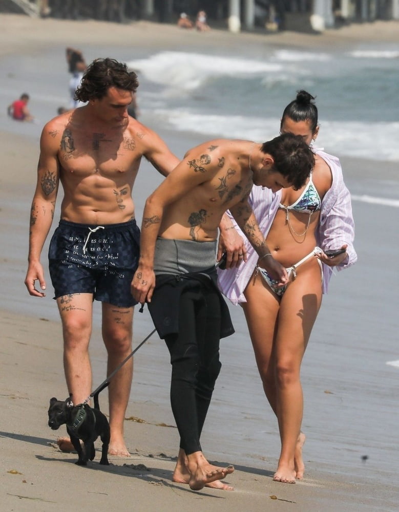 Dua lipa cammina sulla spiaggia in bikini
 #80410091