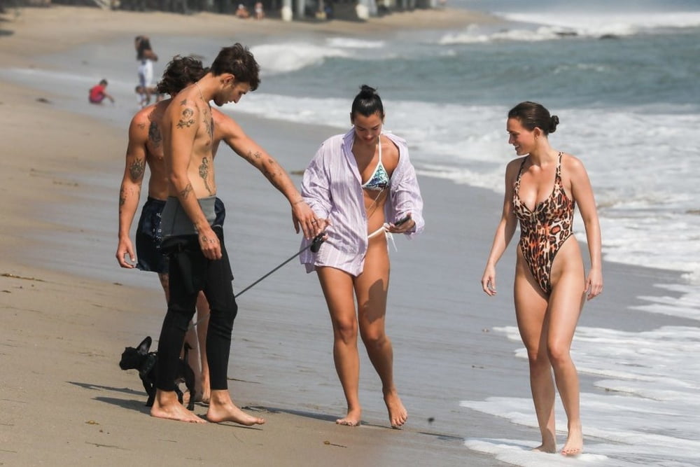 Dua lipa se promène sur la plage en bikini
 #80410097