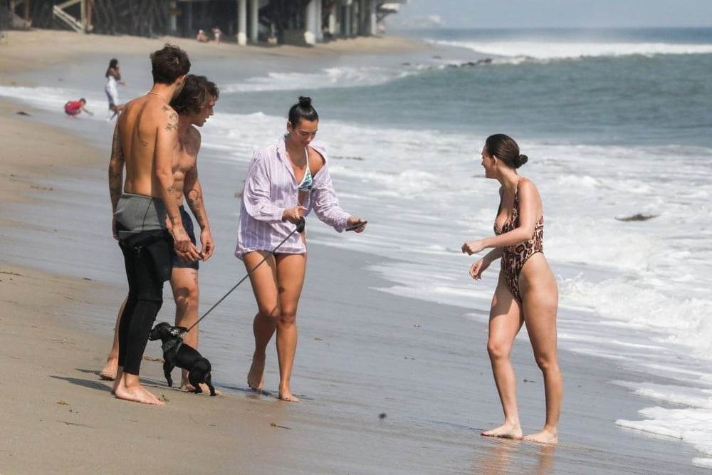 Dua lipa se promène sur la plage en bikini
 #80410102