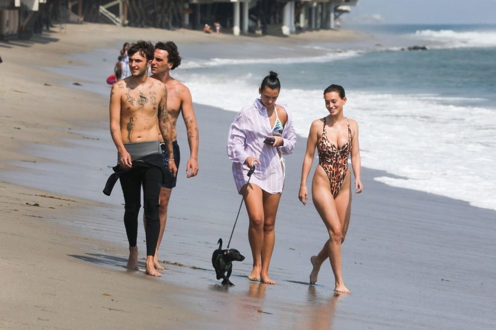 Dua lipa cammina sulla spiaggia in bikini
 #80410131