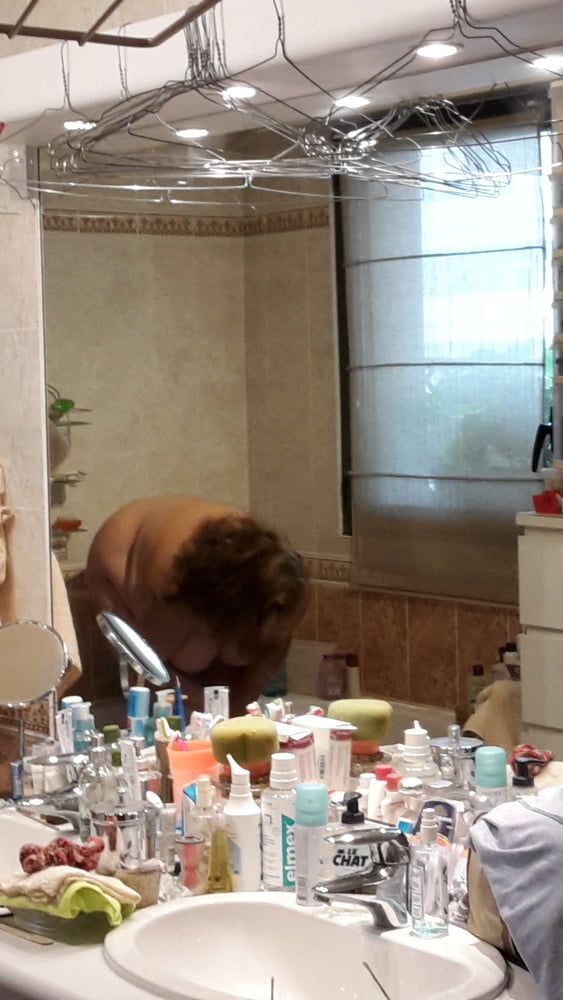 Mein Weibchen unter der Dusche
 #89471218